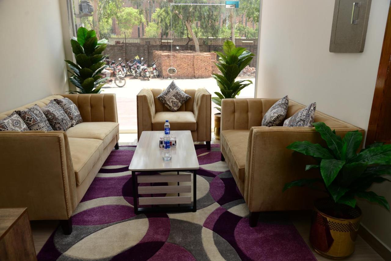 Hotel Deluxe Lahore Luaran gambar