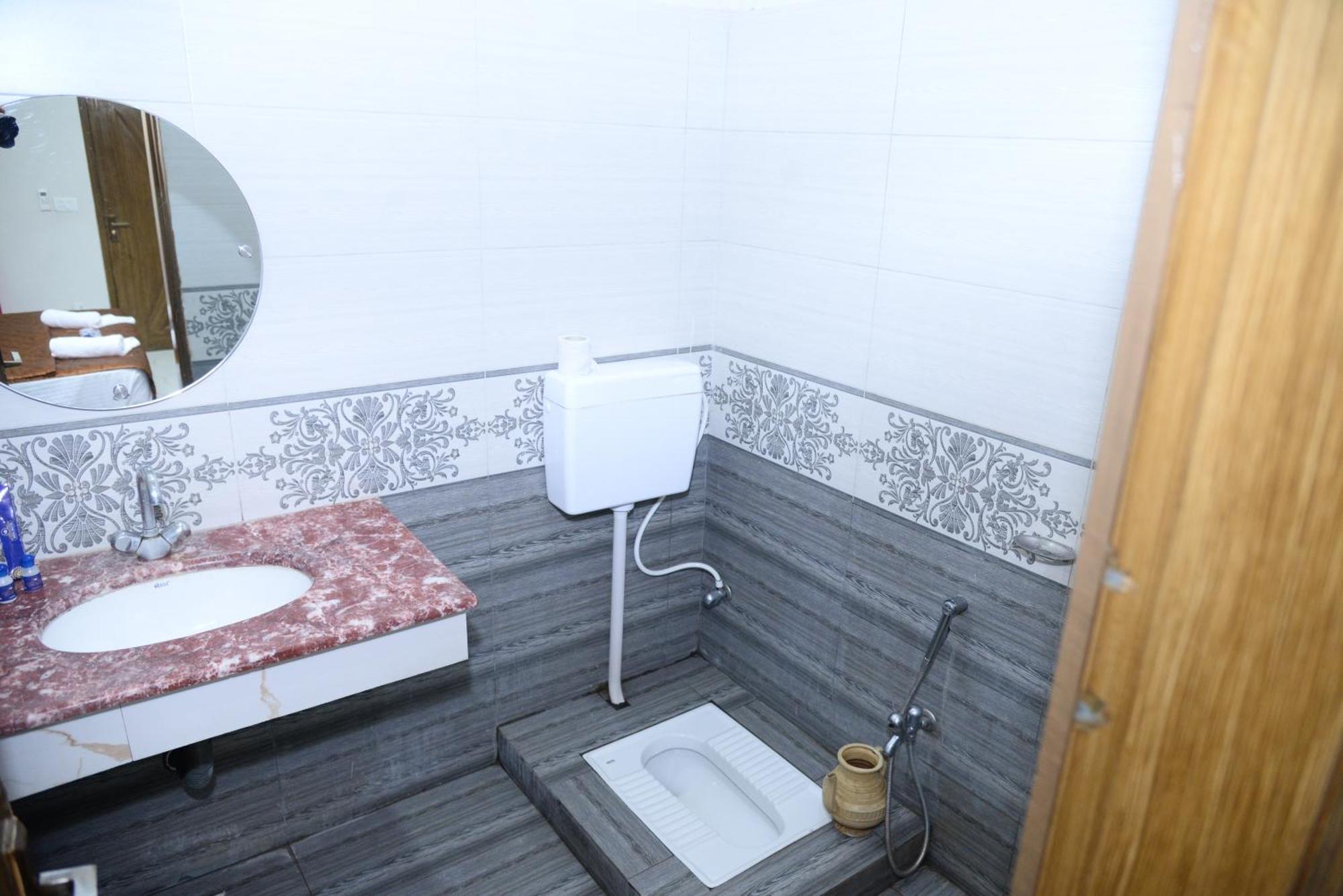 Hotel Deluxe Lahore Luaran gambar