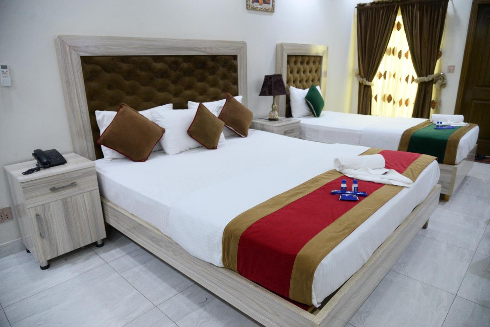Hotel Deluxe Lahore Luaran gambar