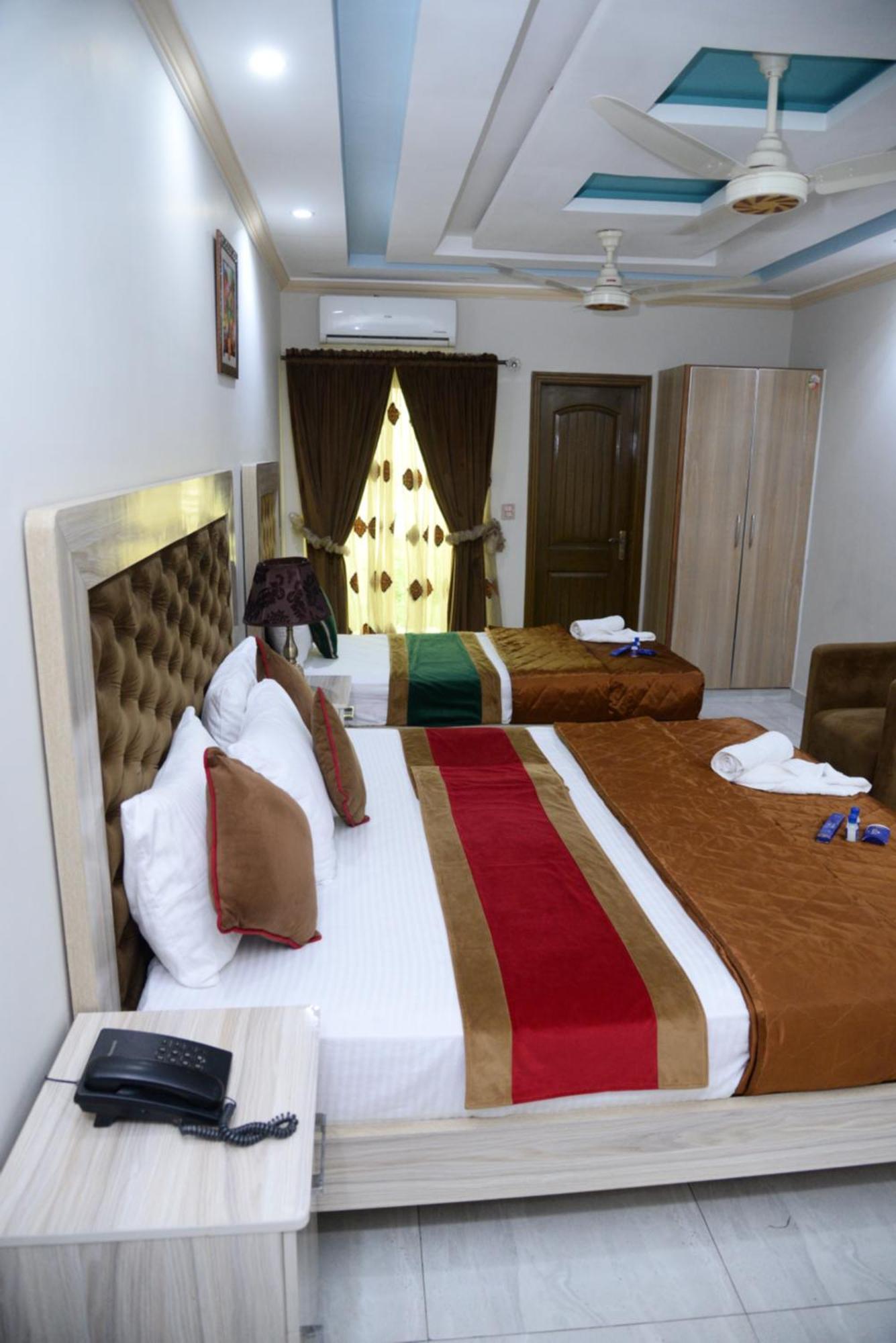 Hotel Deluxe Lahore Luaran gambar
